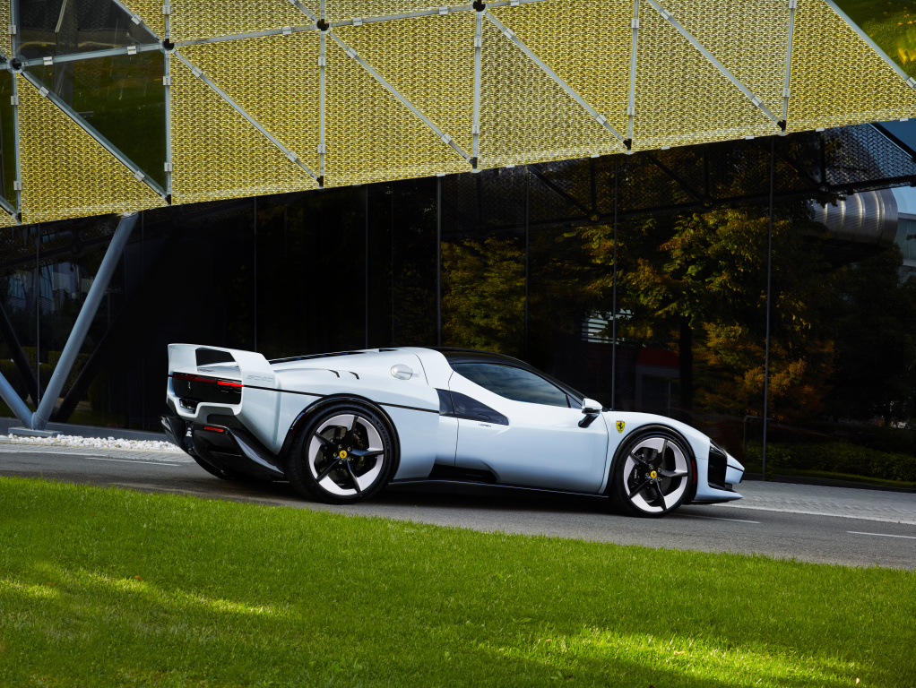 SMALL_Ferrari_SC40_EXT__6_30c0e505-9390-4153-9431-c28ca8bb2955